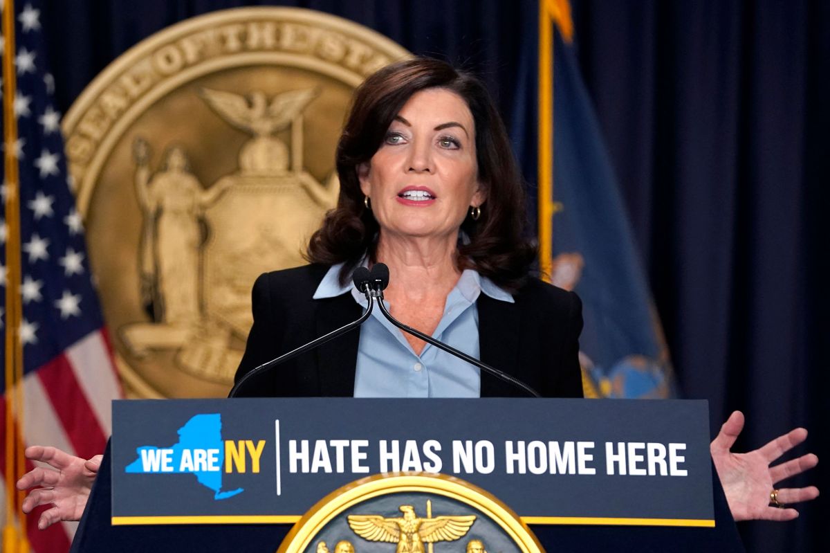 La gobernadora del estado de Nueva York, Kathy Hochul, habla durante una conferencia de prensa anunciando acciones para combatir los crímenes de odio.