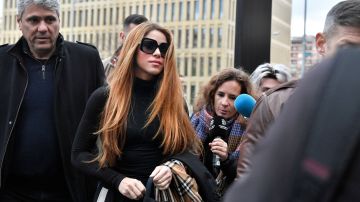 Shakira a la salida de una corte en Barcelona donde se encontraba en disputa por la custodia de sus hijos con Gerard Piqué.