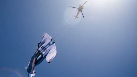 Foto referencial. Camiseta de Lionel Messi llevada por un helicóptero.