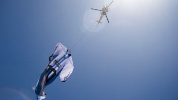 Foto referencial. Camiseta de Lionel Messi llevada por un helicóptero.