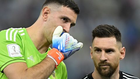 Emiliano Martínez y Lionel Messi en Qatar