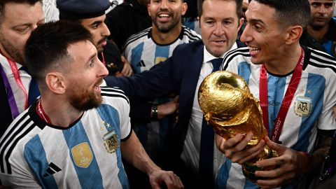 Momento en que Ángel di María indica a Messi que la Copa del Mundo que tiene en sus manos es falso.