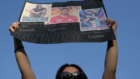 Ante las denuncias de FIFPRO sobre la "sentencia de muerte de Amir Nasr-Azadani", surgieron diversas protestas que se extendieron de países europeos hasta México.