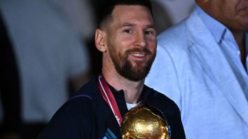 Lionel Messi sostiene la Copa del Mundo a su llegada a Argentina.
