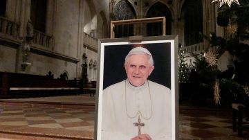 Un retrato del Papa Emérito Benedicto XVI se ve cerca del altar de la Catedral de Ratisbona, en el sur de Alemania.