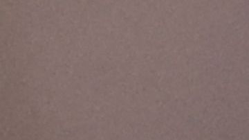 Cristiano Ronaldo firma un balón durante su presentación con el Al-Nassr.