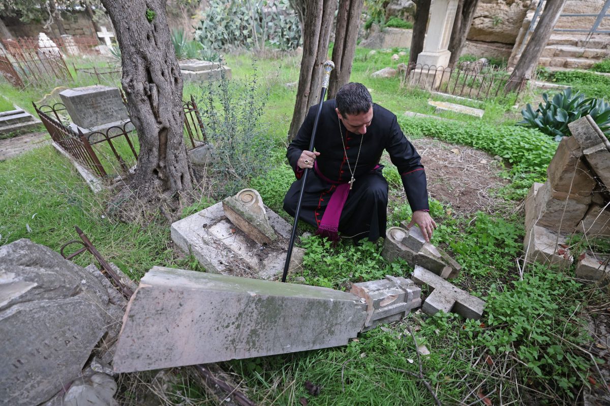 Video Profanan más de 30 tumbas cristianas en un histórico cementerio