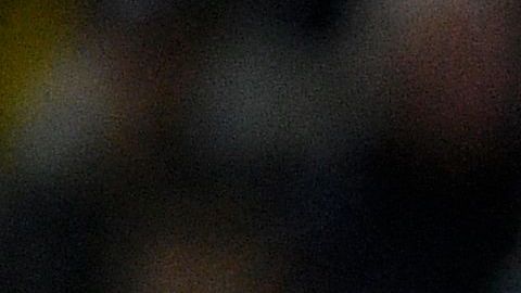 Alisson Becker se lamenta luego de regalar el primer gol del partido.
