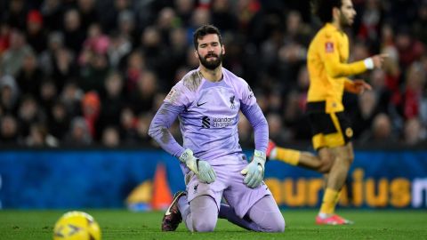 Alisson Becker se lamenta luego de regalar el primer gol del partido.