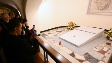 Los restos fueron colocados en la antigua tumba del predecesor de Benedicto, Juan Pablo II.