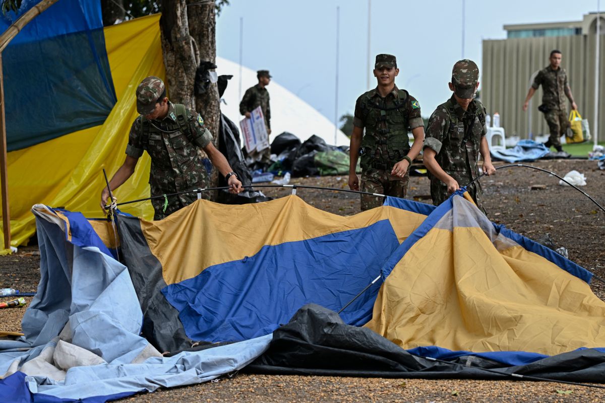 La Policía y el Ejército, desmontaran pacíficamente el campamento en el que se refugiaban.