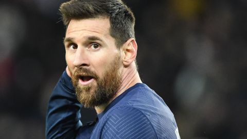 Messi al conocer que el principal del partido validó su gol con el VAR.