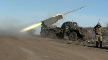 Un lanzacohetes BM-21'Grad' MLRS de 122 mm dispara en las afueras de Soledar el 11 de enero de 2023.