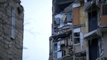 Una fotografía muestra los restos de pisos en un edificio residencial en la ciudad de Dnipro, en el este de Ucrania.