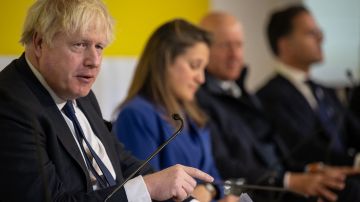 El ex primer ministro británico Boris Johnson habla durante un evento ucraniano al margen de la reunión anual del Foro Económico Mundial en Davos.