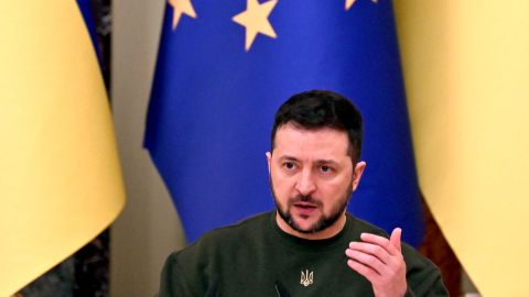 Zelensky habla durante una conferencia de prensa conjunta con el presidente del Consejo Europeo.