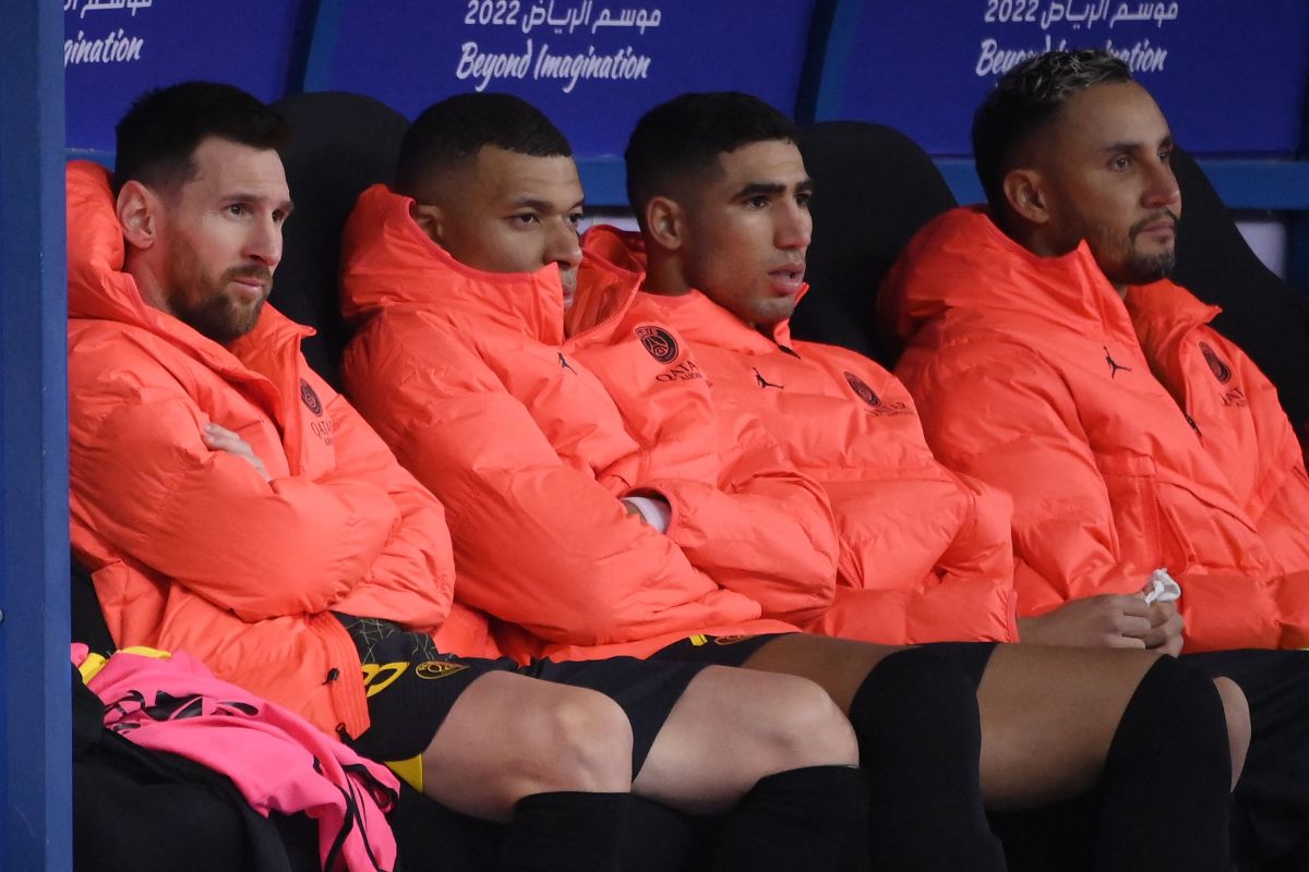 Messi, Mbappé, Hakimi y Keylor Navas en el banco del PSG