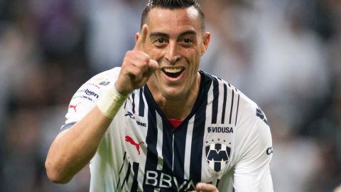 Rogelio Funes Mori celebra con la cámara luego de su tercer gol.