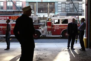 Un muerto y varios heridos tras incendio en una casa en Queens provocado por baterías de iones de litio
