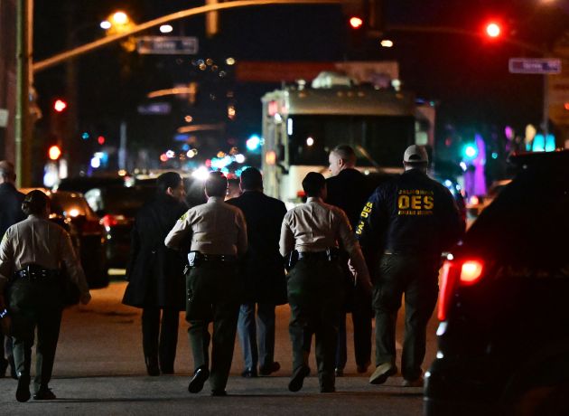 Tiroteo masivo en California dejó al menos 10 muertos y 10 heridos mientras el  sospechoso sigue prófugo