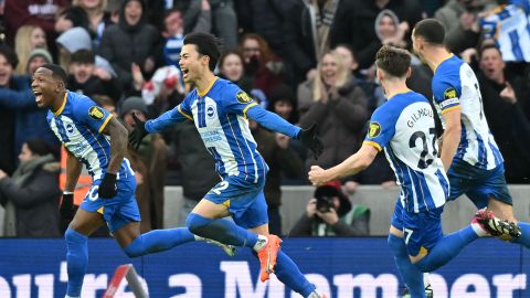 El mediocampista japonés de Brighton, Kaoru Mitoma (centro), celebra con sus compañeros de equipo después de anotar su segundo gol durante el partido de fútbol de la cuarta ronda de la Copa FA inglesa entre Brighton & Hove Albion y Liverpool en el estadio Amex en Brighton.