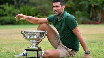 Djokovic posa con el trofeo del Australian Open.
