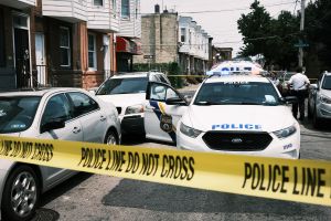 Mujer dispara a un anciano durante un intento de robo en su casa en Brooklyn