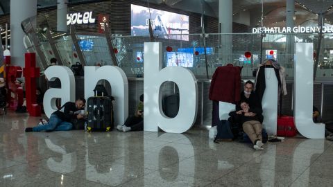 Snow Shuts Down Istanbul Airport Causing Commuter Chaos