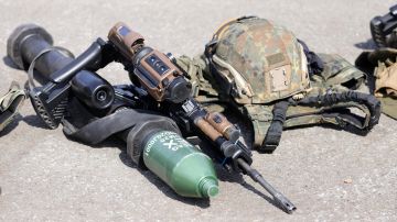 Arma militar tipo "bazooka"
