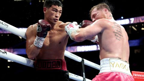 Dmitry Bivol (L) y Canelo Álvarez (R) durante su combate del pasado 7 de mayo.