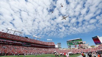 Aviones sobrevuelan antes de un partido entre Falcons y Buccaneers.