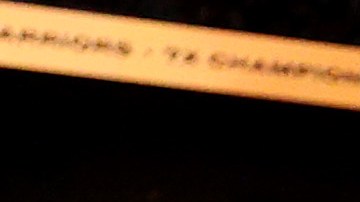 Klay Thompson (L) y Draymond Green (R) reciben los anillos de campeón por el título de Golden State Warriors en 2022.