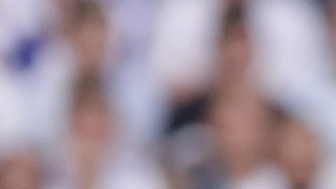 Vinicius Jr. (R) y Sergi Roberto (L) disputan un balón durante El Clásico de octubre 2022.