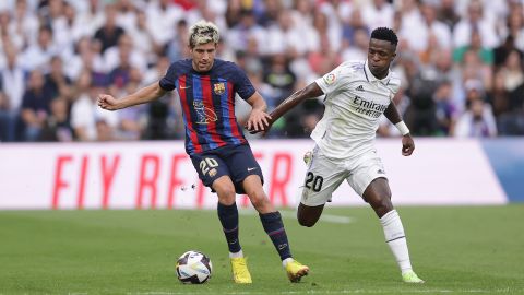 Vinicius Jr. (R) y Sergi Roberto (L) disputan un balón durante El Clásico de octubre 2022.