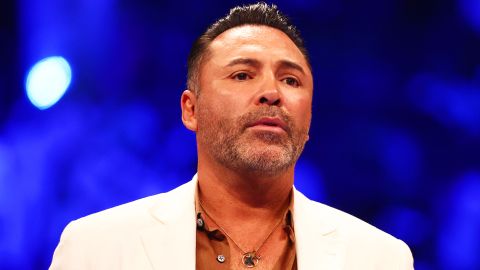 Oscar de la Hoya durante el combate entre Dmitry Bivol y Gilberto "Zurdo" Ramírez.