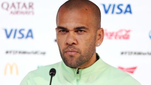 Dani Alves permanece en prisión preventiva mientras avanza el juicio en su contra.