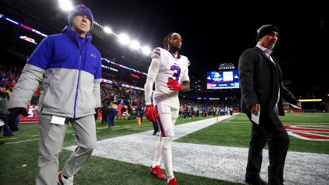 Damar Hamlin (C) durante un encuentro ante New England Patriots.