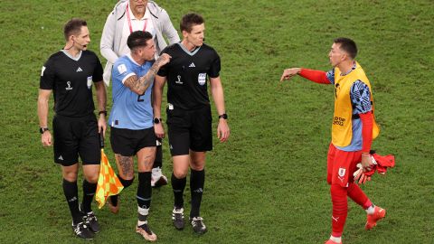 José María Giménez de Uruguay discute con el árbitro Daniel Siebert.