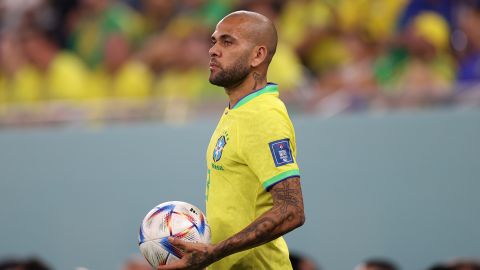 Dani Alves durante un partido en el Mundial Qatar 2022.