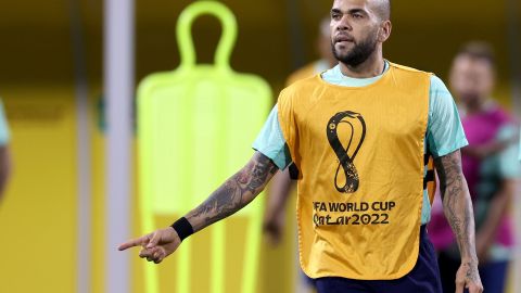 Alves se entregó de manera voluntaria en la comisaría de Barcelona.