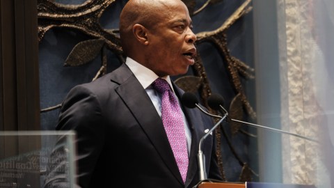 Eric Adams Migrantes refugiados Solicitantes de asilo