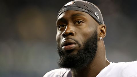 Charles Omenihu durante un partido ante Seattle Seahawks.