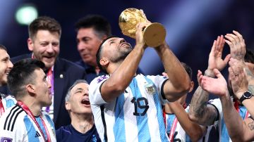 Kun Agüero besa la Copa del Mundo en el Mundial Qatar 2022.