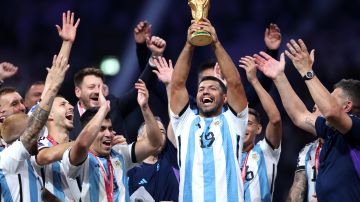 Sergio 'Kun' Agüero levanta la Copa del Mundo junto a sus compañeros de Argentina.
