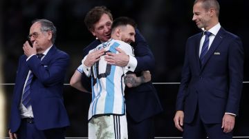 Lionel Messi y Alejandro Domínguez en la entrega de la Copa del Mundo