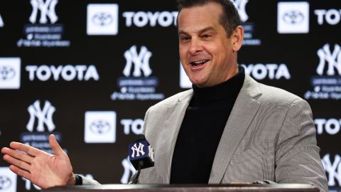 Aaron Boone durante la firma del nuevo contrato de Aaron Judge con Yankees.