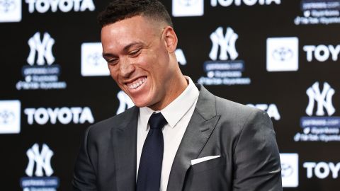 Aaron Judge luego de estampar la firma con New York Yankees.