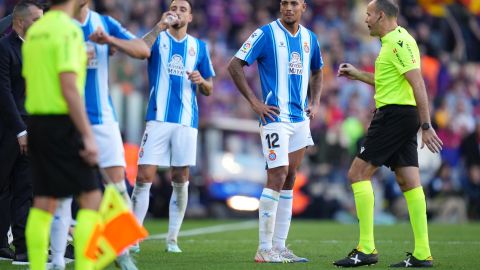 El partido también se vio empañado por la gran cantidad de tarjetas que sacó el árbitro Matheu Lahoz: 12 amarillas y dos rojas