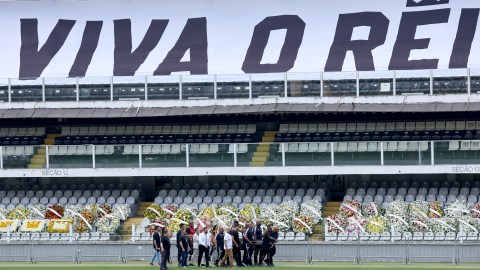 Miles de personas hacen filas al rededor del estadio para poder ingresar y dar el último adiós a Pelé.