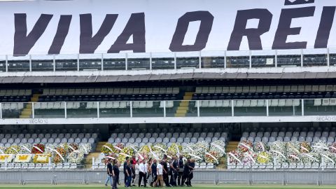 Miles de personas hacen filas al rededor del estadio para poder ingresar y dar el último adiós a Pelé.